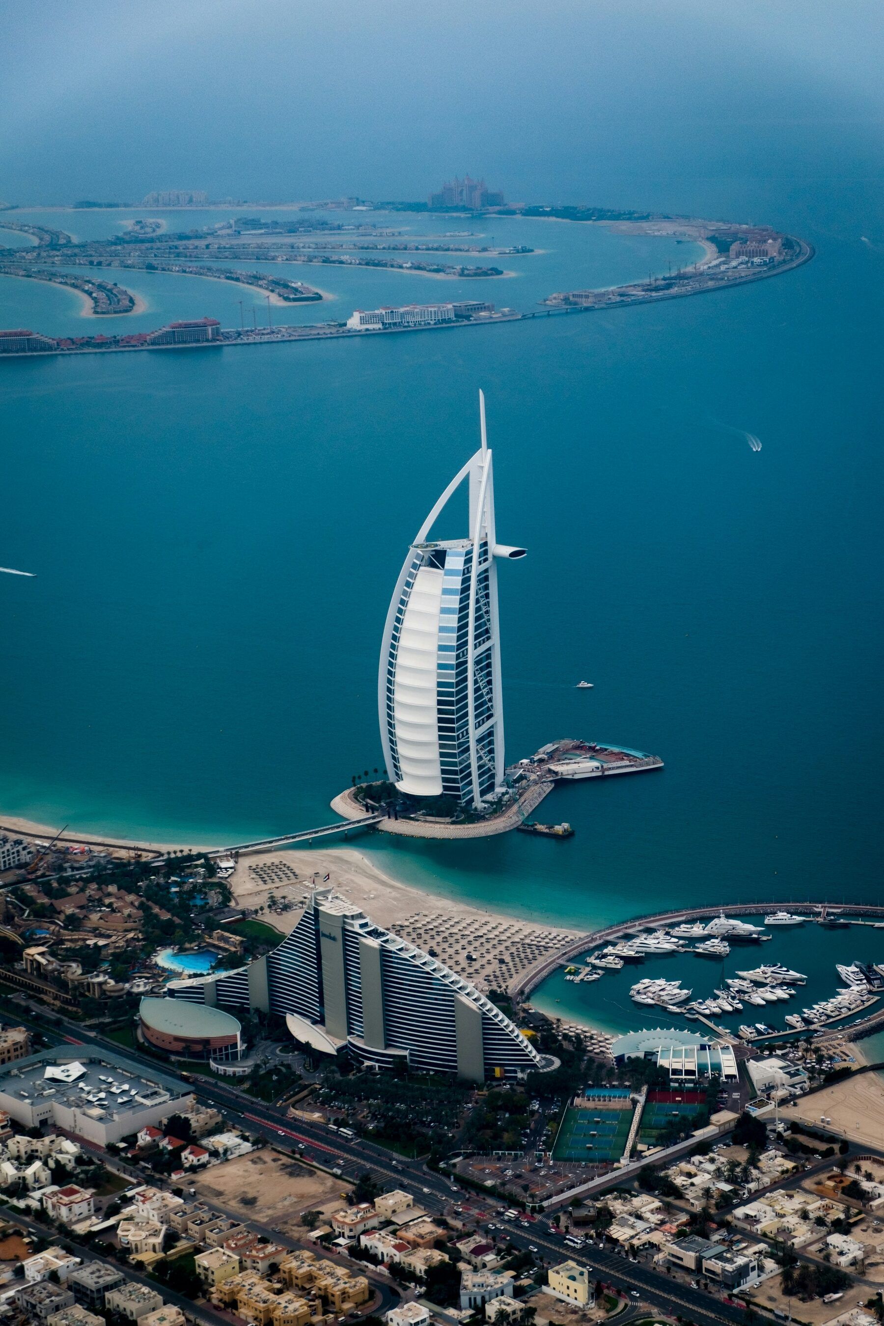 Dubai kıyı şeridinin ve Palm Jumeirah’nın havadan görünümü